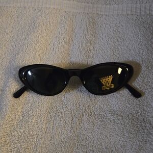 Forever 21 Women's Shiny Black Cat-Eye UV Sunglasses